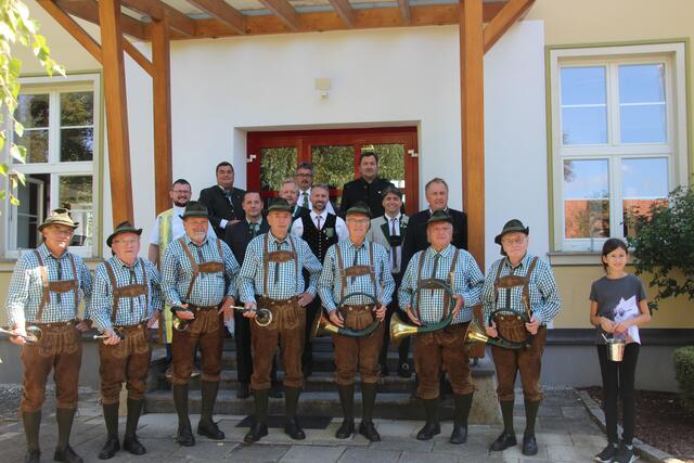 Einige Ehrengäste, sowie Pfarrer Mag. Lang und die Jagdhornbläser vor den Türen des renovierten Bauwerkes. | Foto: Nadja Gerhold