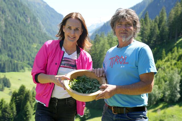 "Zurück zur Natur" im Kaunertal: Georg Praxmarer, Bergbauer am Ögg-Hof, und Maggie Entenfellner. | Foto: ORF/Ab Hof TV Produktion