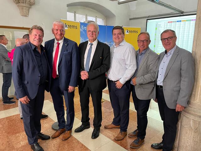 Reinhard Resch wird am Wahltag im Rathaus unterstützt: Prof. Mayer, LH Stv. Schnabl, Bezirksvors. Christian Schuh, LA Josef Wiesinger, LA Rupert Dworak
Zum Feiern ging es danach ins Volkshaus Lerchenfeld. | Foto: Necker