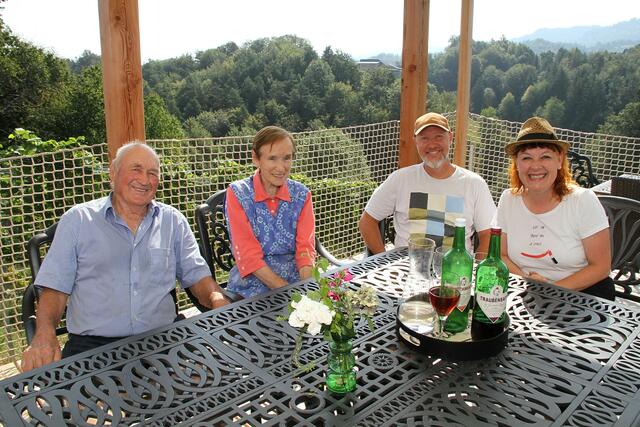 Vati Alois, Mami Cilli, Louis und Jamsin - die Familie "chillt" auf der Panoramaterrasse. | Foto: Josef Fürbass