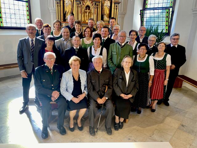 Die Jubilare mit Pfarrer Johann Schreiner
