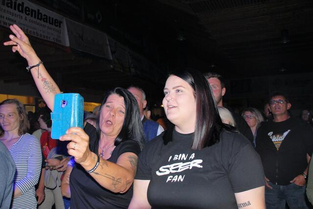 Zahlreiche " Seer" Fans pilgerten nach Reichendorf um ihre  Mundartband aus dem Ausseerland  beim Konzertabend erleben 