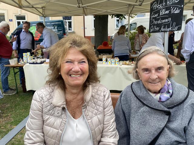 Waldtraud Balaska und Elisabeth Specht genießen das Fest im Kardinal Piffl Park.