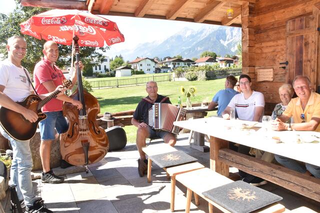 Die Milser Gaudimusig spielte am Eröffnungstag groß auf. Lukas, Maria und Gerhard sind von der Musik begeistert. | Foto: Kendlbacher