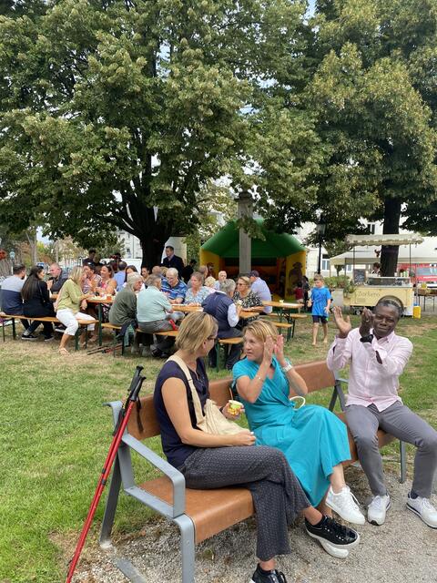 Beim Picknick am Sonntag im Park am Kardinal-Piffl-Platz wird fröhlich geplaudert und gelacht.