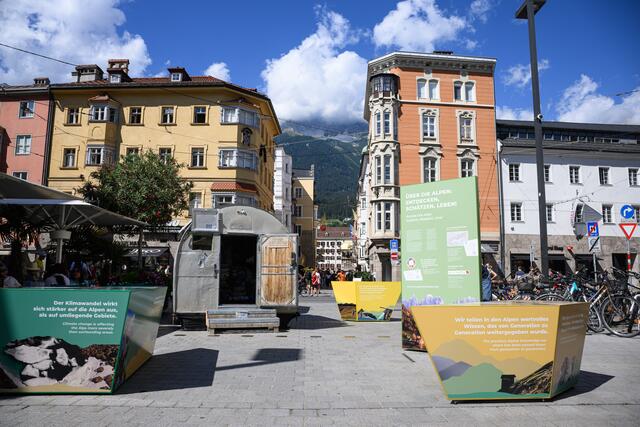 Die Wanderausstellung ist noch bis Ende September in der Maria-Theresien-Straße zu sehen. | Foto: Ständiges Sekretariat der Alpenkonvention_Franz Oss