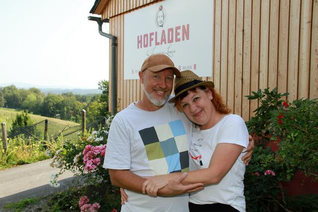 Ein Herz und eine Seele und stolz auf ihren Hofladen: Jasmin und Louis | Foto: Josef Fürbass