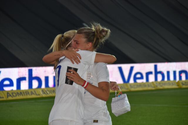 Zwei Teamkolleginnen in Arsenal: Beth Mead und Laura Wienroither | Foto: Michael Strini