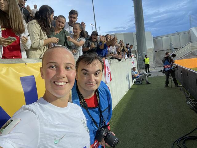 Ein Selfie mit Beth Mead (Toptorschützin und beste Spielerin der EM) | Foto: Michael Strini