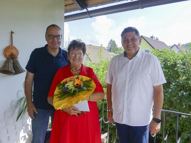 Hildegard Heher mit Sohn Thomas Heher und Bürgermeister Peter Müller. | Foto: Stadtgemeinde Schrems