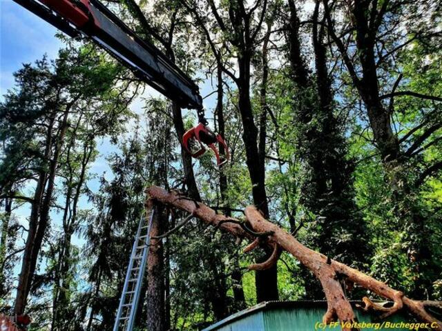 Mit Hilfe des Krans der FF Voitsberg konnten die abgerissenen Teile geborgen werden. | Foto: FF Voitsberg/Buchegger