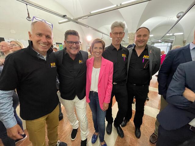 Das Nik-Neos-Team in Feierlaune, die Party danach wurde am Pfarrplatz gefeiert. | Foto: Necker