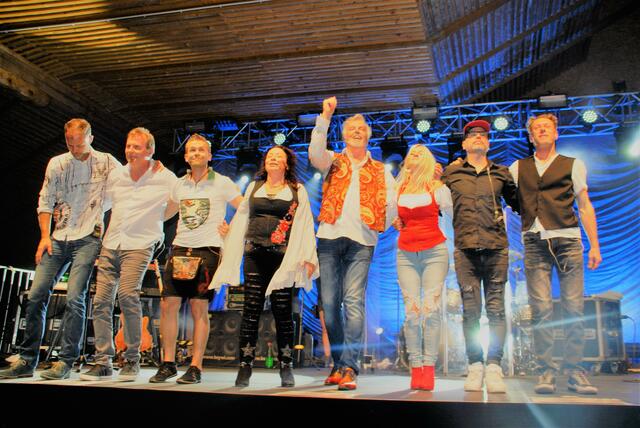 Seit 25 Jahren sind die " Seer" eine Größe wenn es darum geht, mit  Texten um Liebe, Heimat und Sehnsucht nach der Schönheit der Natur ,unvergessliche Momente auf die Bühne zu zaubern.