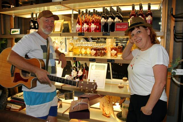 Die Sängerin und der Gitarrist lieben gute Atmosphäre, feine Getränke und soulige Musik. Im "Hofladen by Jasmin.Louis" findet sich von jedem etwas. | Foto: Josef Fürbass