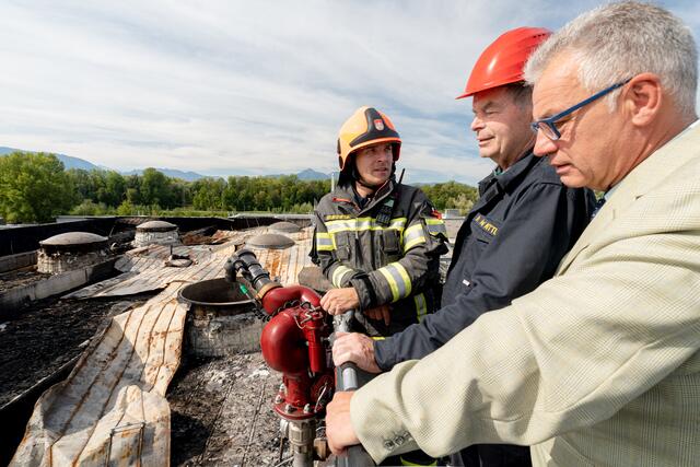 Stefan Krakowitzer (Berufsfeuerwehr),  Walter Kittl (Brandsachverständiger), Michael Haybäck (Leiter Bezirksverwaltungsbehörde). | Foto: Magistrat Salzburg/Killer