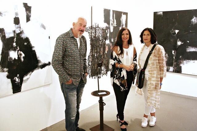 Gemeinschaftsausstellung "ShiftingPositons" in der Galerie Kronburg: Bernhard Witsch, Alexandra Rangger und Irene Guggi Wallnöfer (v.l.). | Foto: Alexandra Rangger