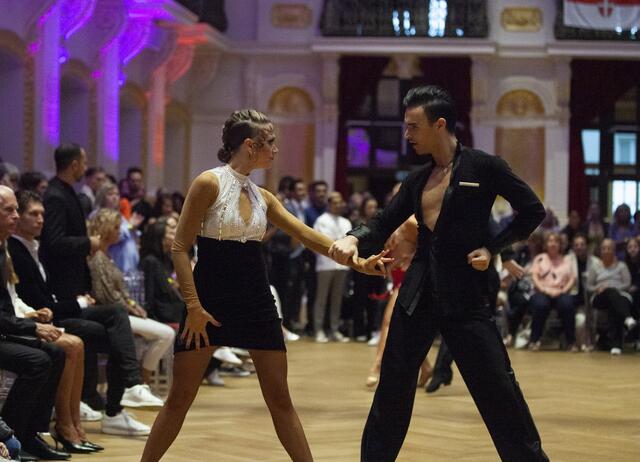 Als Gäste wurden unter anderem die Promidamen aus dem ORF-Format Dancing Stars begrüßt.
Mit Stefan Scichilone und Christina Nebel. | Foto: Courtier