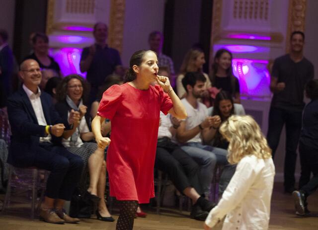 Eingebettet in das 90-Jahre-Jubiläum des TSK Schwarz-Weiss Wien, fand in den Sophiensälen die Wiener Landesmeisterschaft der Lateintänze statt. Als Gäste wurden unter anderem die Promidamen aus dem ORF-Format Dancing Stars begrüßt.
Mit Kernölamazone Caroline Athanasiadis.