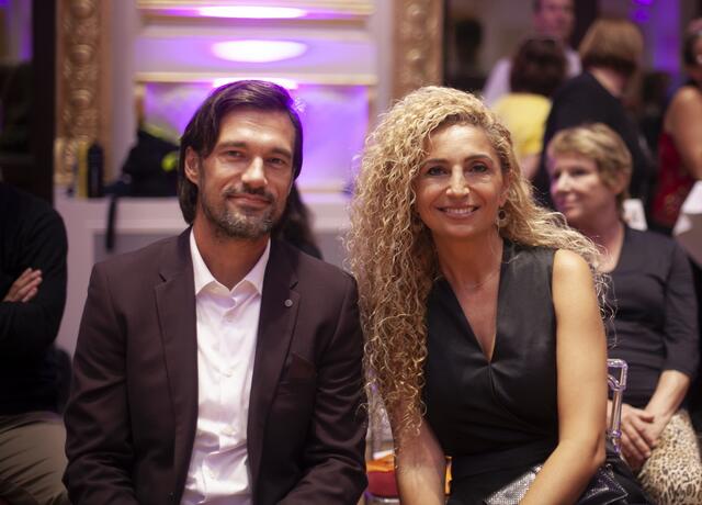 Eingebettet in das 90-Jahre-Jubiläum des TSK Schwarz-Weiss Wien, fand in den Sophiensälen die Wiener Landesmeisterschaft der Lateintänze statt. Als Gäste wurden unter anderem die Promidamen aus dem ORF-Format Dancing Stars begrüßt. Mit Eser Akbaba.