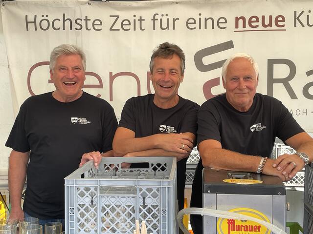Besten gelaunt die drei Herren von der Bar... | Foto: B. Gady