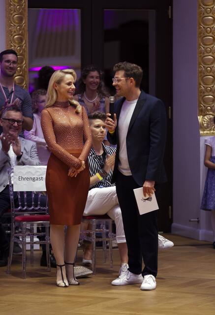 Eingebettet in das 90-Jahres-Jubiläum des TSK Schwarz-Weiss Wien, fand in den Sophiensälen die Wiener Landesmeisterschaft der Lateintänze statt. Als Gäste wurden unter anderem die Promi-Damen aus dem ORF-Format Dancing Stars begrüßt. Mit Silvia Schneider.
