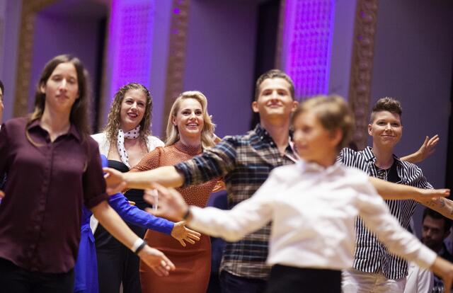 Eingebettet in das 90-Jahres-Jubiläum des TSK Schwarz-Weiss Wien, fand in den Sophiensälen die Wiener Landesmeisterschaft der Lateintänze statt. Als Gäste wurden unter anderem die Promi-Damen aus dem ORF-Format Dancing Stars begrüßt. Mit Silvia Schneider und Virginia Ernst. | Foto: Courtier