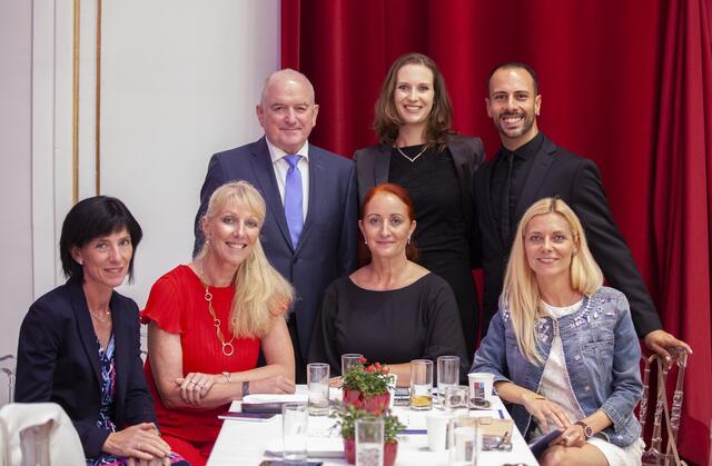 Das hohe Wertungsgericht:
Hans Sporer, Valerija Rahle Mbanwi, Danilo Campisi, Alexandra Djulgeroff-Schatz, Doris Gloggnitzer, Barbara Stamm, Christiana Gabalier.
Eingebettet in das 90-Jahre-Jubiläum des TSK Schwarz-Weiss Wien, fand in den Sophiensälen die Wiener Landesmeisterschaft der Lateintänze statt. Als Gäste wurden unter anderem die Promidamen aus dem ORF-Format Dancing Stars begrüßt.