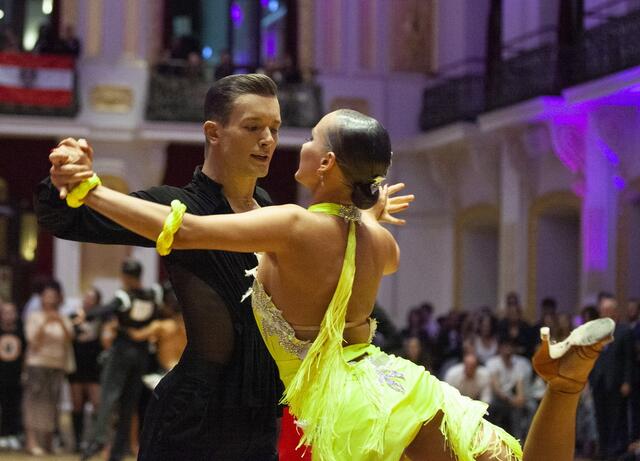 Eingebettet in das 90-Jahre-Jubiläum des TSK Schwarz-Weiss Wien, fand in den Sophiensälen die Wiener Landesmeisterschaft der Lateintänze statt. Als Gäste wurden unter anderem die Promidamen aus dem ORF-Format Dancing Stars begrüßt.
Mit Kacper Kopec und Magdalena Trepa.
