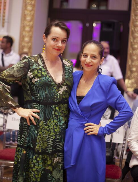 Eingebettet in das 90-Jahre-Jubiläum des TSK Schwarz-Weiss Wien, fand in den Sophiensälen die Wiener Landesmeisterschaft der Lateintänze statt. Als Gäste wurden unter anderem die Promidamen aus dem ORF-Format Dancing Stars begrüßt.
Mit den Kernölamazonen Caroline Athanasiadis und Gudrun Nikodem-Eichenhardt