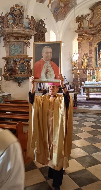 Pfarrer Emmanuel Longin mit dem Bild von Papst Johannes Paul I anlässlich der ersten Messe  für den seliggesprochen Papst. | Foto: Privat