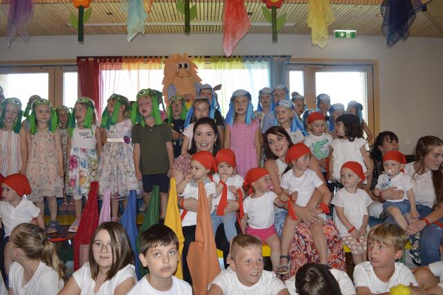 Doppelter Grund zum Feiern: Heuer vor 40 Jahren wurde der Kindergarten gegründet, heuer vor zehn Jahren zog er in sein neu errichtetes Gebäude. | Foto: Kindergarten Burgauberg
