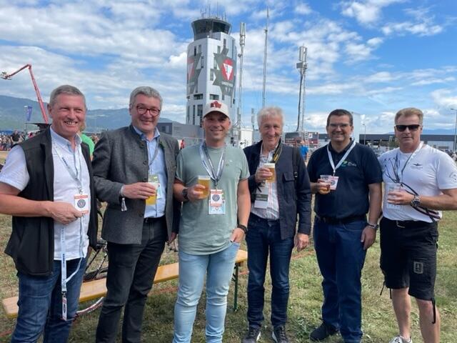 Tom Feier (2. v. l.) mit Mitgliedern des Netzwerkes "Freunde für Freunde" auf der Airpower 2022 in Zeltweg. | Foto: Pfister