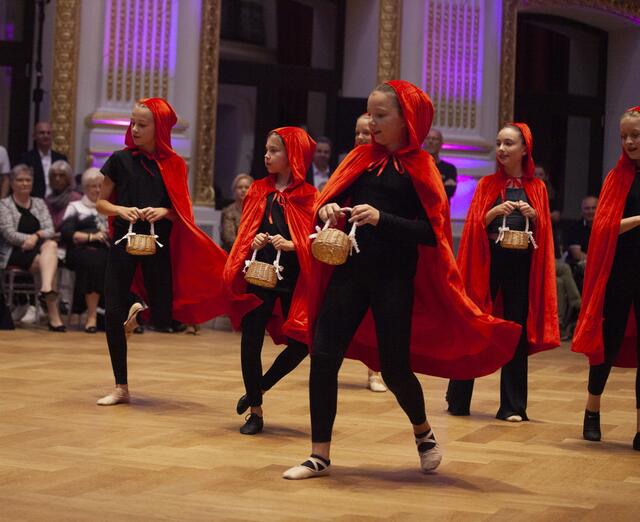 Die jüngsten Tänzerinnen und Tänzer bekamen viel Applaus für ihre Show-Einlage. | Foto: Courtier