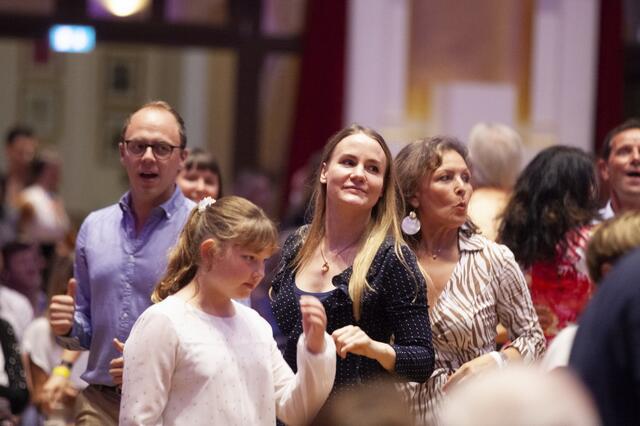 Eingebettet in das 90-Jahres-Jubiläum des TSK Schwarz-Weiss Wien, fand in den Sophiensälen die Wiener Landesmeisterschaft der Lateintänze statt. Als Gäste wurden unter anderem die Promi-Damen aus dem ORF-Format Dancing Stars begrüßt. Mit Nicole Wesner. | Foto: Courtier