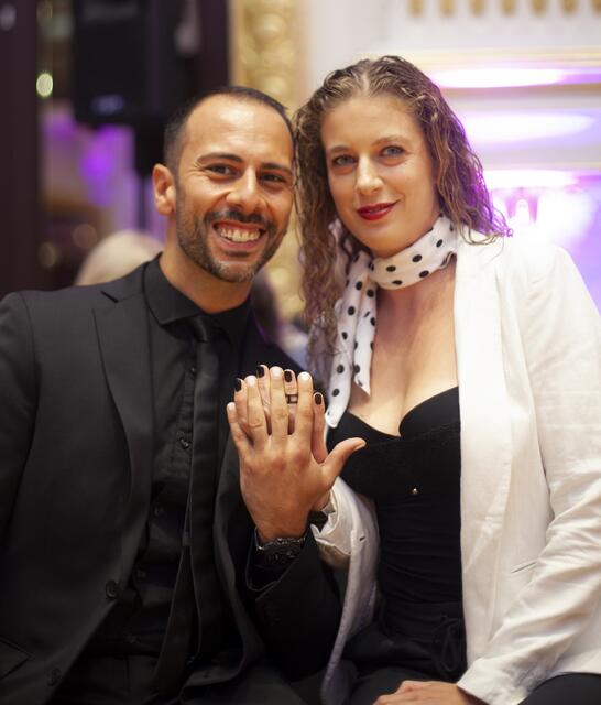 Eingebettet in das 90-Jahre-Jubiläum des TSK Schwarz-Weiss Wien, fand in den Sophiensälen die Wiener Landesmeisterschaft der Lateintänze statt. Als Gäste wurden unter anderem die Promidamen aus dem ORF-Format Dancing Stars begrüßt.
Danilo Campisi und die "eine" Frau in seinem Leben.