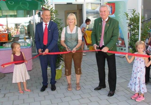 Eröffnet ist der neue Kindergarten in Preding: Bgm. Adolf Meixner, Kindergartenleiterin Gerlinde Kavran-Lillek und LH-Stv. Anton Lang mit Mädchen aus dem Kindergarten | Foto: Samir Yousif