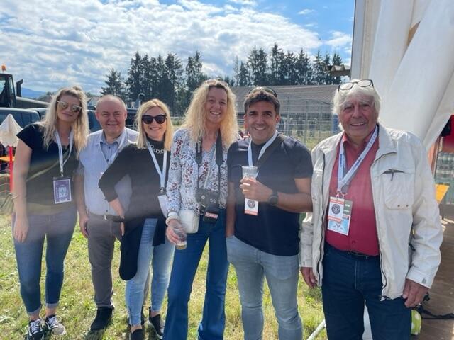 Netzwerkgründer und Touristiker aus Leidenschaft: Hans Köstner (rechts am Foto) mit Netzwerk-Freunden bei der Airpower-Veranstaltung in Zeltweg. | Foto: Pfister