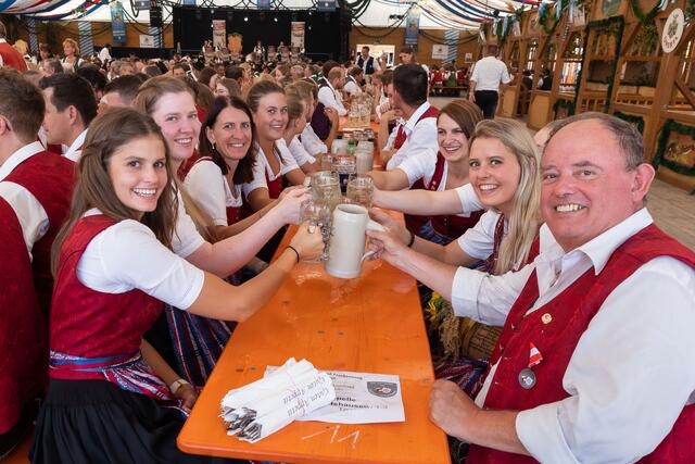 Im Bierzelt lebte man die "bayerische Gemütlichkeit" und stieß gemeinsam an.  | Foto: Land Salzburg/Neumayr
