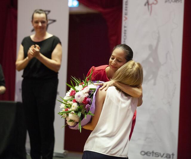 Eingebettet in das 90-Jahre-Jubiläum des TSK Schwarz-Weiss Wien, fand in den Sophiensälen die Wiener Landesmeisterschaft der Lateintänze statt. Als Gäste wurden unter anderem die Promidamen aus dem ORF-Format Dancing Stars begrüßt.
Mit Kernölamazone Caroline Athanasiadis und Gudrun Nikodem-Eichenhardt...und Julia Burghardt.