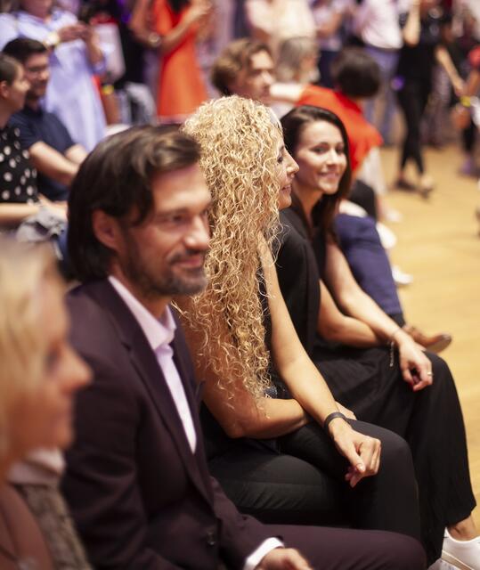 Eingebettet in das 90-Jahre-Jubiläum des TSK Schwarz-Weiss Wien, fand in den Sophiensälen die Wiener Landesmeisterschaft der Lateintänze statt. Als Gäste wurden unter anderem die Promidamen aus dem ORF-Format Dancing Stars begrüßt. Mit Eser Akbaba.