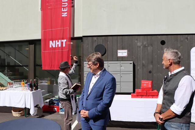 Die Segnung der neuen NHT-Wohnanlage nahm Pfarrer Wieslaw A. Blas vor. | Foto: Othmar Kolp