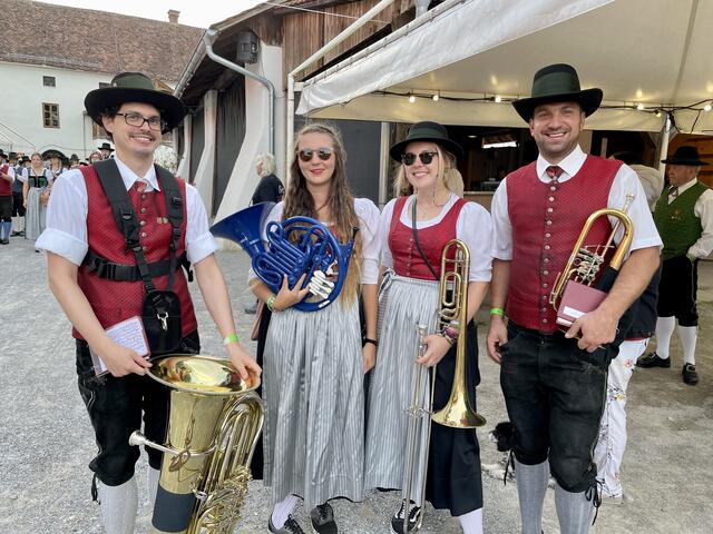 Keine Attrappe sondern ein Leichtmusikinstrument war das blaue Flügelhorn, dass man vielleicht schon mal in einer beliebten TV Serie gesehen hat. | Foto: B. Gady