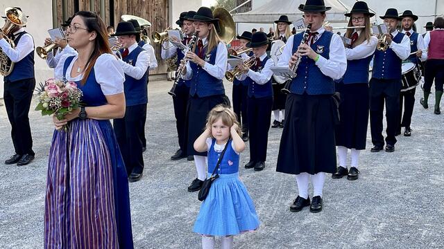 Als etwas zu laut empfand diese junge und vielleicht zukünftige Musikerin den Einmarsch des Musikvereins Ehrenhausen. | Foto: B. Gady