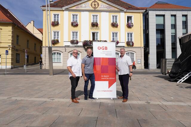 Sie haben schon einmal Aufstellung genommen, am Brucker Hauptplatz: Thomas Rinaldi, Wolfgang Waxenegger und Horst Schachner. | Foto: Bigwall productions/Karina Sikora