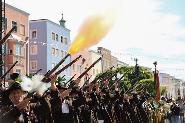 Die einzelnen Schützenvereine haben wochenlang geübt, damit beim Festakt alles auf einmal "bum" macht.  | Foto: Land Salzburg/Neumayr