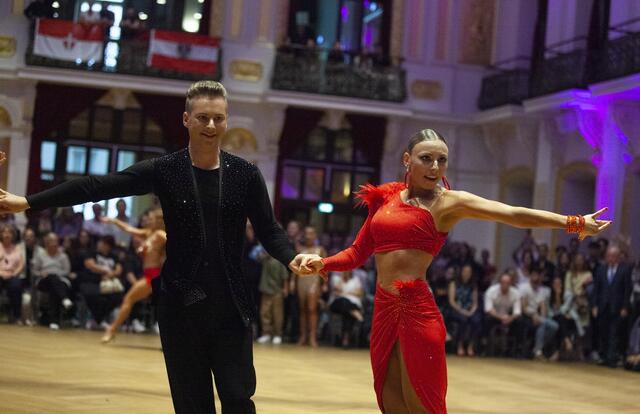 
Eingebettet in das 90-Jahre-Jubiläum des TSK Schwarz-Weiss Wien, fand in den Sophiensälen die Wiener Landesmeisterschaft der Lateintänze statt. Als Gäste wurden unter anderem die Promidamen aus dem ORF-Format Dancing Stars begrüßt.
Mit Felix Neidhart und Melina Toller.