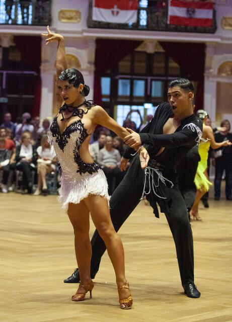 Die Wiener Latein Landesmeister Natalie Cremar &amp; Tim Grabenwöger.
Eingebettet in das 90-Jahre-Jubiläum des TSK Schwarz-Weiss Wien, fand in den Sophiensälen die Wiener Landesmeisterschaft der Lateintänze statt. Als Gäste wurden unter anderem die Promidamen aus dem ORF-Format Dancing Stars begrüßt.
Mit Julia Beissl &amp; Roul Toparcean.