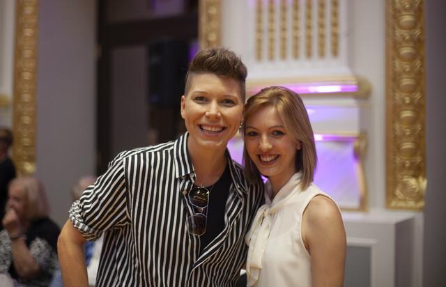 Eingebettet in das 90-Jahre-Jubiläum des TSK Schwarz-Weiss Wien, fand in den Sophiensälen die Wiener Landesmeisterschaft der Lateintänze statt. Als Gäste wurden unter anderem die Promidamen aus dem ORF-Format Dancing Stars begrüßt.
Mit Virginia Ernst und Julia Burghardt.