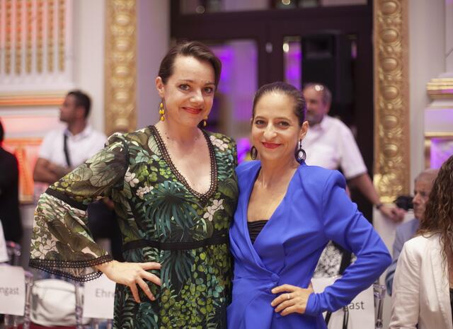 Eingebettet in das 90-Jahre-Jubiläum des TSK Schwarz-Weiss Wien, fand in den Sophiensälen die Wiener Landesmeisterschaft der Lateintänze statt. Als Gäste wurden unter anderem die Promidamen aus dem ORF-Format Dancing Stars begrüßt.
Mit den Kernölamazonen Caroline Athanasiadis und Gudrun Nikodem-Eichenhardt