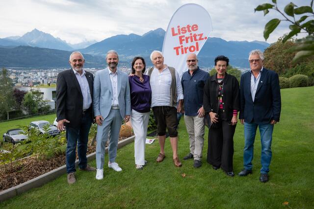 Die Spitzenkandidaten der Liste Fritz: (v.l.n.r.) Robert Greil, Markus Sint, Andrea Haselwanter-Schneider, Parteigründer Fritz Dinkhauser, Herwig Zöttl, Gabi Madersbacher und Günther Hatz. | Foto: Liste Fritz/Friedle